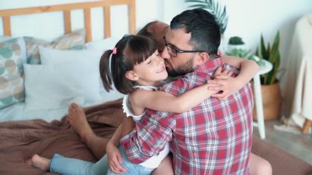 Pai abraça e beija suas filhas, meninas amam o pai, câmera lenta — Vídeo de Stock