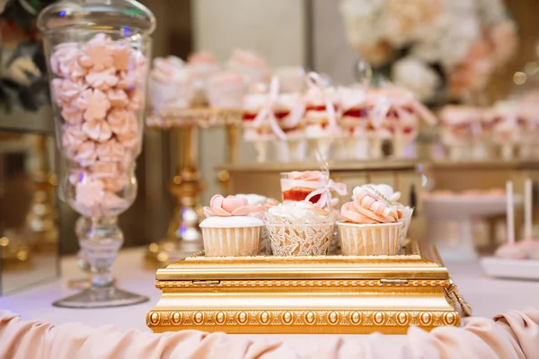Конфетка. Стол со сладостями, шведский стол с кексами, конфеты, десерт — стоковое фото