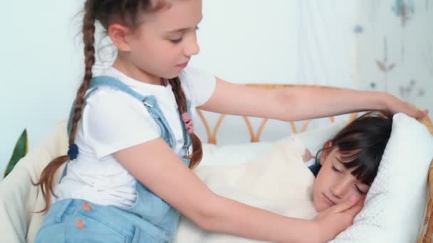 Маленькая милая девочка заснула в кресле, сестра ласкает ее, замедленная съемка — стоковое видео