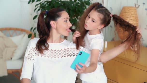 Портрет красивой матери с дочерью делают селфи по телефону, замедленная съемка — стоковое видео