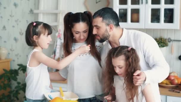 Família feliz preparando salada na cozinha, corte de legumes, câmera lenta — Vídeo de Stock