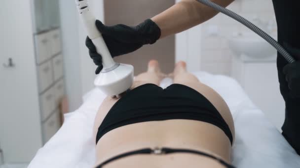 Close-up, billen van vrouw tijdens RF hijs procedure in kliniek, Slow Motion — Stockvideo