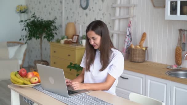 La mujer trabaja en el ordenador portátil, recibe noticias positivas en el correo electrónico, se siente feliz, emocionado, cámara lenta — Vídeo de stock