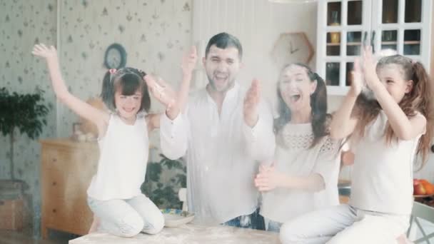 Ouders en dochters vervuild in meel in keuken, lachen, spelen, Slow Motion — Stockvideo