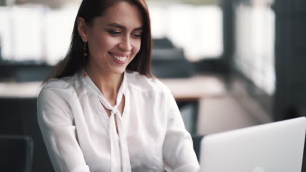 Retrato de mulher de negócios sorridente senta-se no café, trabalha no laptop, câmera lenta — Vídeo de Stock