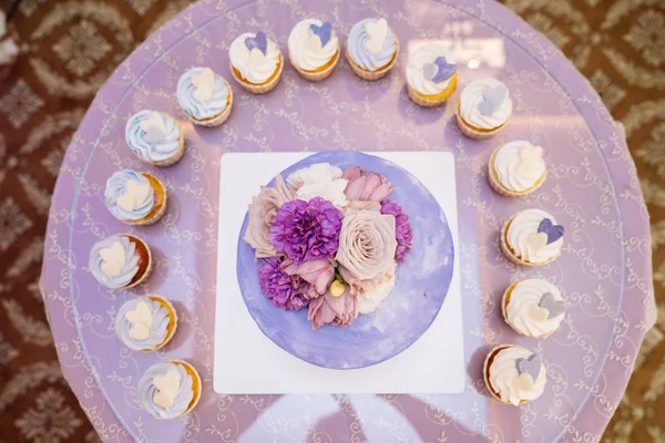 Конфетка и свадебный торт. Стол со сладостями, шведский стол с кексами, конфеты, десерт — стоковое фото