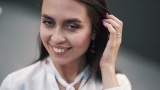 Retrato de hermosa chica sonriente con maquillaje natural, cámara lenta — Vídeo de stock