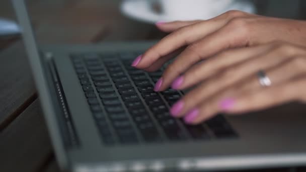 Закройте руки женщины типа на клавиатуре ноутбука, замедленная съемка — стоковое видео