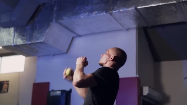 Профессиональный спортсмен тренируется с теннисным мячом в тренажерном зале — стоковое видео
