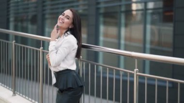 Beyaz bluz güzel mutlu kız, siyah etek kamera poz, yavaş hareket