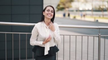 Beyaz bluz güzel mutlu kız, siyah etek kamera poz, yavaş hareket