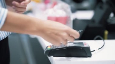 Kız elleri banka kartı ile satın alma yapmak elektronik çip kullanımı, yavaş hareket