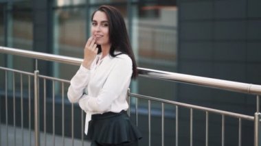 Beyaz bluz güzel mutlu kız, siyah etek kamera poz, yavaş hareket