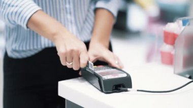 Kız elleri banka kartı ile satın alma yapmak elektronik çip kullanımı, yavaş hareket
