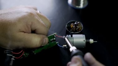 Yakın çekim, ana eller lehimdemir, yavaş hareket ile elektronik cihaz tamir