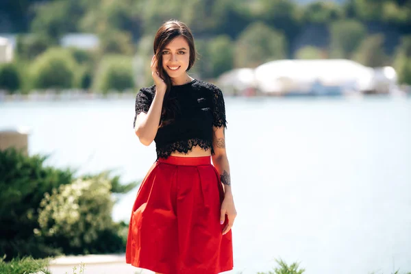 Elegante chica atractiva con hermosa sonrisa posando cerca del lago en el día de verano — Foto de Stock