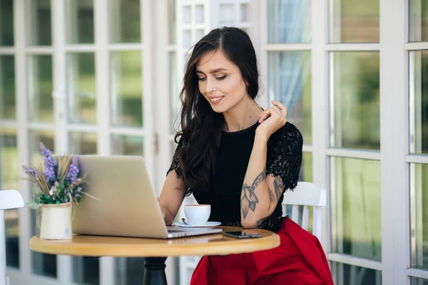 Schöne Geschäftsfrau arbeitet am Laptop im Café, weibliche Freiberuflerin — Stockfoto