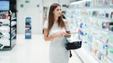 Güzel kız sepet, yavaş hareket, Steadicam shot ile kozmetik mağaza gider