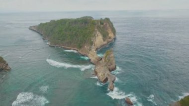 Adanın havadan görünümü, kayalıklar, okyanus ve dalgaların mavi su, Bali, Endonezya