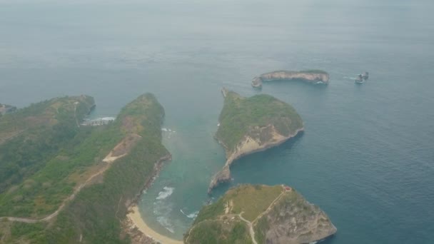 Εναέρια θέα του νησιού, βράχια, γαλάζια νερά του ωκεανού και κύματα, Μπαλί, Ινδονησία — Αρχείο Βίντεο