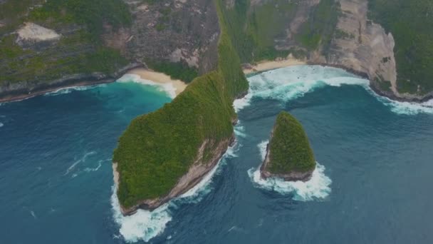Luchtfoto van verbazingwekkend tropisch eiland met klif, blauw water, wit zand, golven — Stockvideo