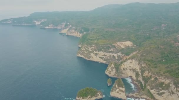 Vista aérea de la playa de arena y la isla tropical, agua azul del océano y olas — Vídeos de Stock