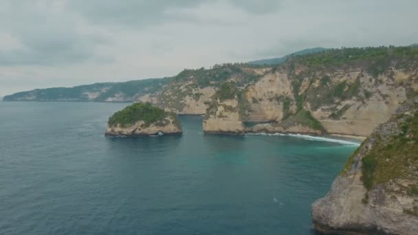 Veduta aerea di spiaggia sabbiosa e isola tropicale, acqua blu dell'oceano e onde — Video Stock