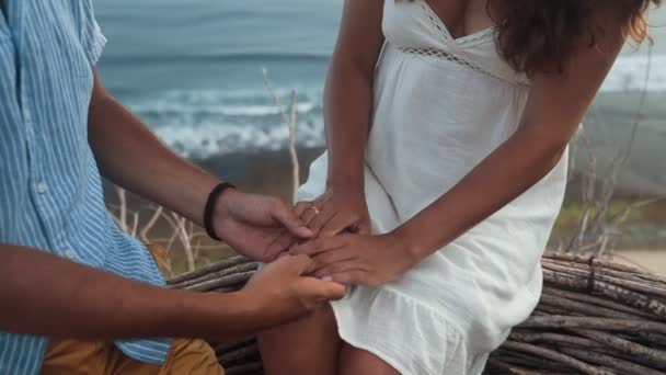 Gros plan des amoureux couple garder les mains ensemble, océan sur fond, ralenti — Video