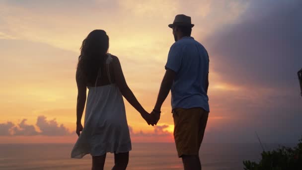 Silhueta de homem e mulher abraçando, beijando no fundo do pôr do sol, câmera lenta — Vídeo de Stock