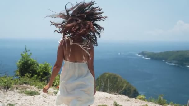 Schönes Mädchen läuft vor der Kamera weg, Wind bewegt ihre lockigen Haare, Zeitlupe — Stockvideo