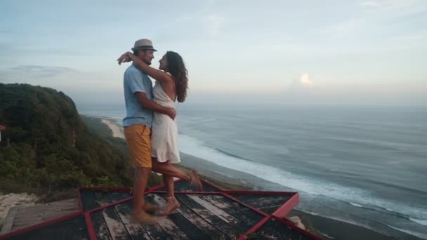 Pareja de amantes abrazando, besando y coqueteando en el fondo del océano, cámara lenta — Vídeo de stock