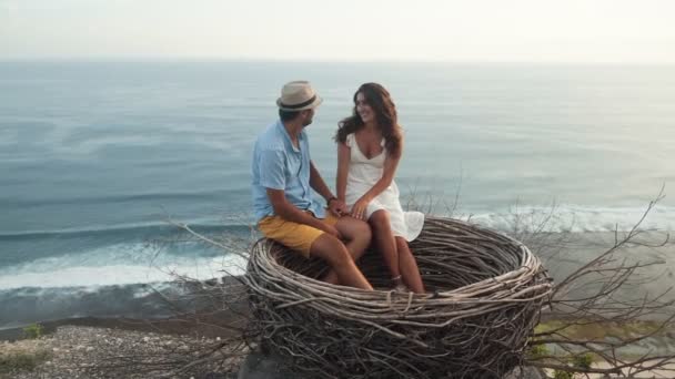 Os amantes sentar no lugar romântico, conversa, bela vista sobre o fundo, câmera lenta — Vídeo de Stock