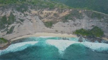 Güzel dalgalar, turkuaz okyanus suyu, avuç içi ile kumlu plaj havadan görünümü