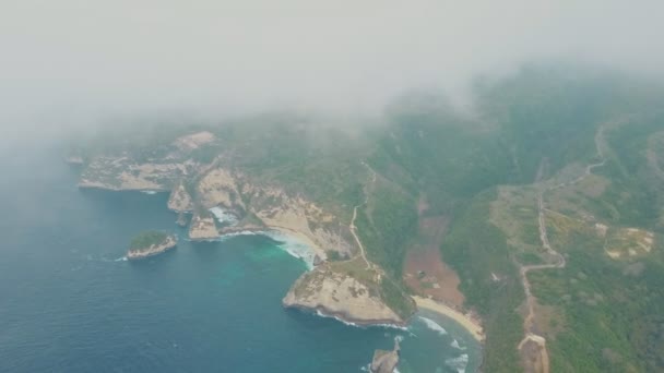 雲を通して山と青い海、波、熱帯の島の航空写真 — ストック動画