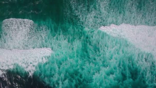Aerial view of big turquoise ocean water and white waves crashing and foaming — Stock Video