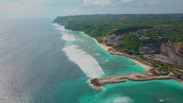 Letecký pohled na část ostrova, tyrkysové vlny oceánu, vily v zelené, krajině — Stock video