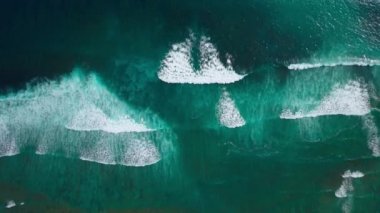 Büyük turkuaz okyanus su ve beyaz dalgalar çökmesini ve köpük havadan görünümü