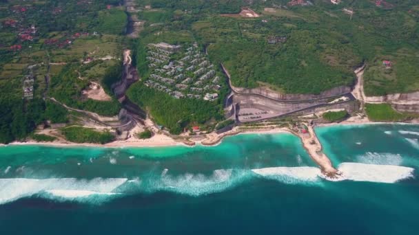 Veduta aerea della spiaggia con onde dell'oceano turchese, strada, ville sulla scogliera nel verde — Video Stock