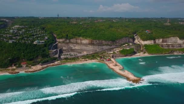 Pemandangan udara pantai tropis, gelombang laut pirus, villa hijau, lansekap — Stok Video