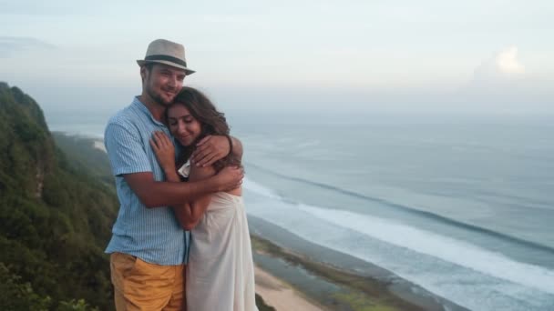 Casal de amantes abraçando, beijando e flertando no fundo do oceano, câmera lenta — Vídeo de Stock