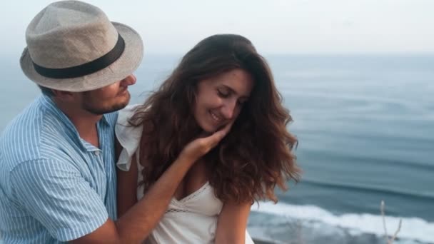Liebhaber sitzen in romantischen Ort, Umarmung, schöne Aussicht auf den Hintergrund, Zeitlupe — Stockvideo