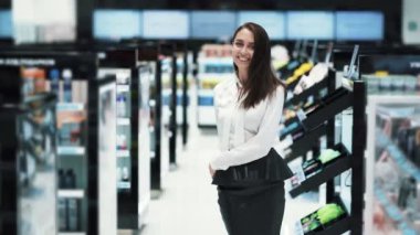 Kozmetik mağazasında güzel bir gülümseme ile genç kadın, yavaş hareket