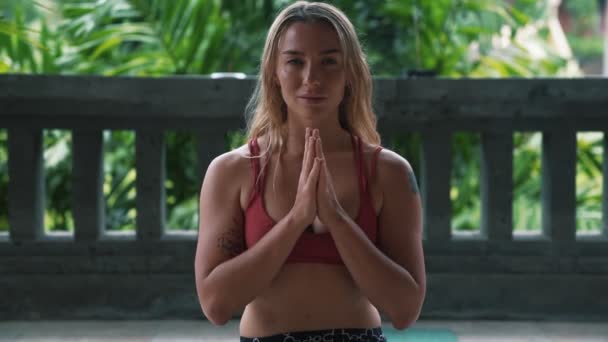 Jonge vrouw die yoga buitenshuis beoefenen, houdt haar handen bij elkaar — Stockvideo