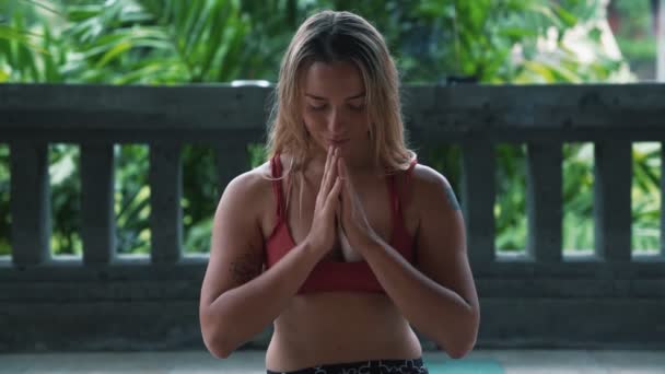 Mujer joven practicando yoga, medita, reza al aire libre, mantiene sus manos juntas — Vídeos de Stock