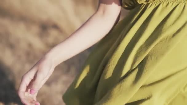 Närbild del av grön klänning, blåser det, kvinnlig hand berör det, slow motion — Stockvideo