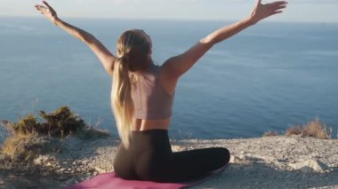 Paspas üzerinde kadın uygulamaları nın Arka görünümü, sabah meditasyon, yavaş hareket