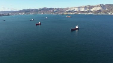 Güneşli bir gün su üzerinde tanker gemileri hava görüntüleri, geniş açı görünümü