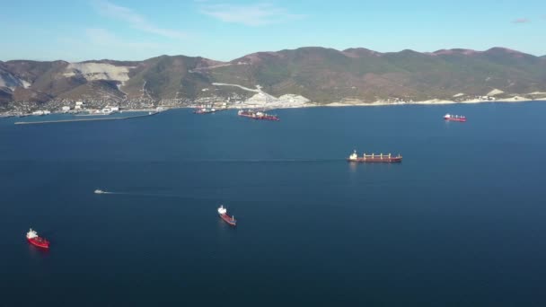 Vzdušné záběry cisternových lodí na vodu za slunečného dne, širokoúhlé zobrazení — Stock video