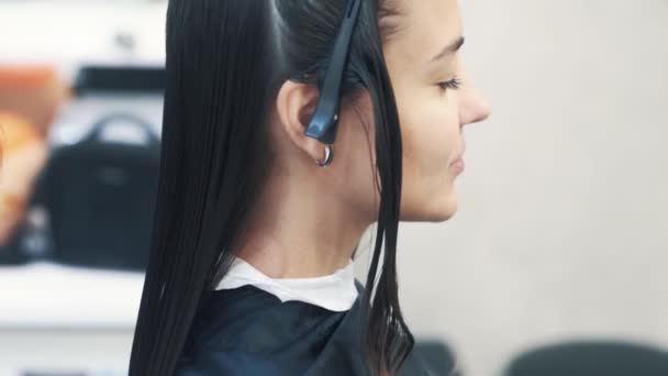 De cerca, mano de peluquero peinando cabello húmedo mujer, corte de pelo con tijeras — Vídeos de Stock