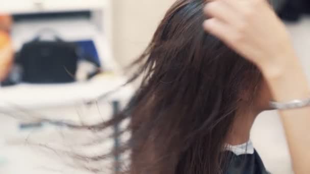 Закрывается, парикмахер сушит влажные волосы женщины феном после стрижки, замедленное движение — стоковое видео